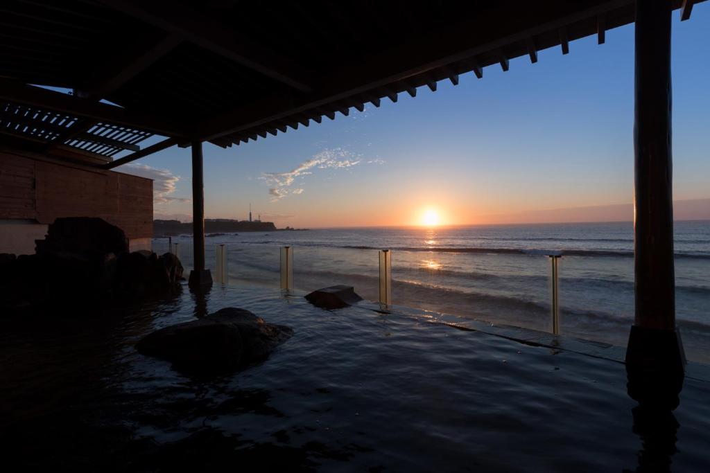 銚子市にある犬吠埼観光ホテルの建物から見える海の夕日