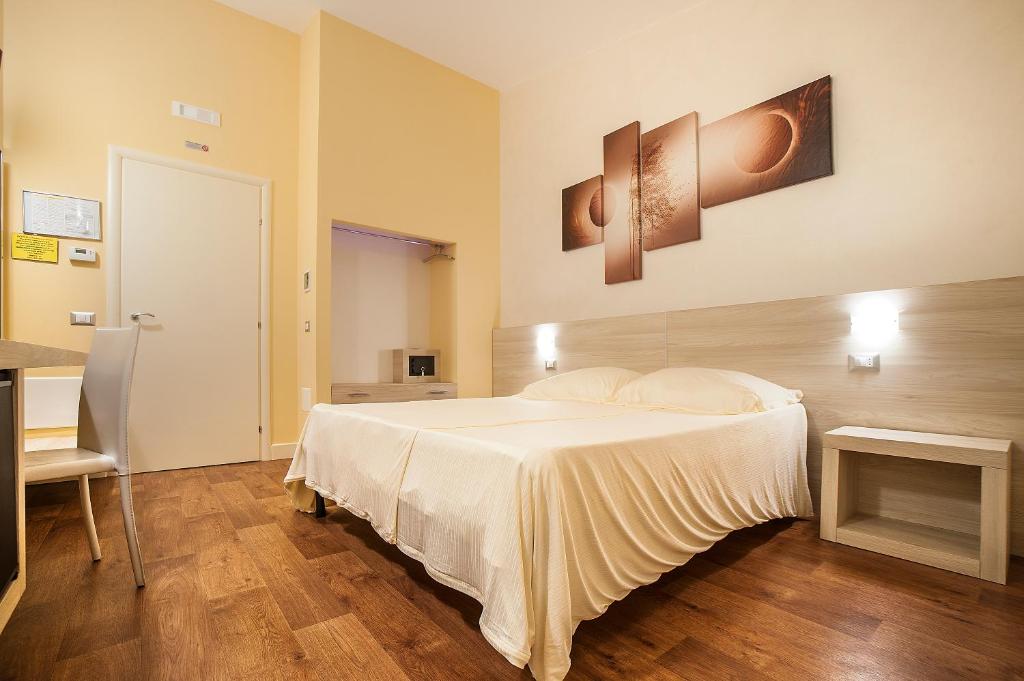 1 dormitorio con 1 cama grande y escritorio en B&B Portacastello, en Castel Lagopesole