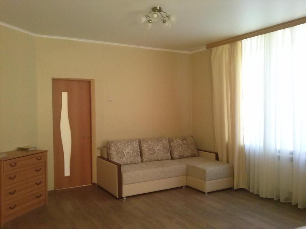 - un salon avec un canapé, une commode et une fenêtre dans l'établissement Апартаменты с садом "Дача", à Kislovodsk