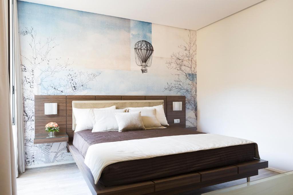 1 dormitorio con 1 cama y un mural en la pared en Rhome Suites, en Roma