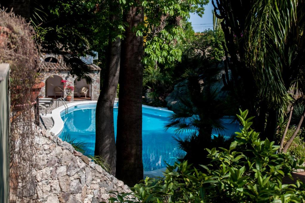 Basen w obiekcie B&B La Villa lub w pobliżu
