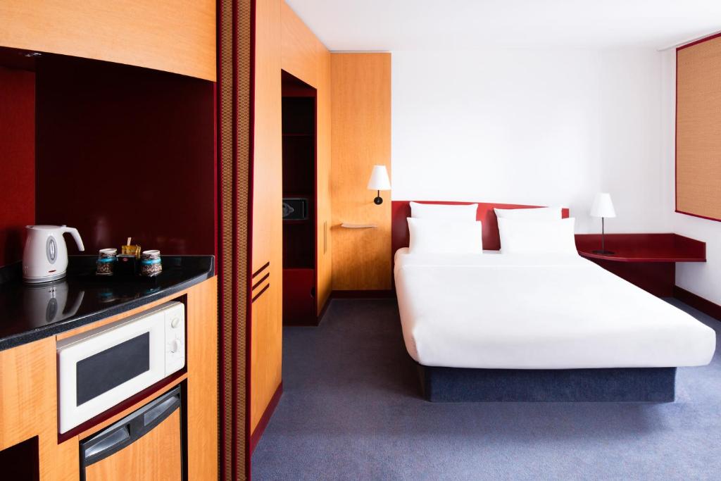 Postel nebo postele na pokoji v ubytování Novotel Suites Hannover