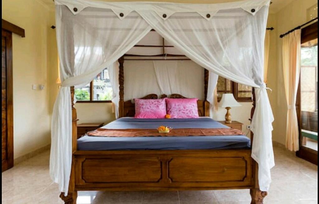 Postel nebo postele na pokoji v ubytování Ubud Batik Villa
