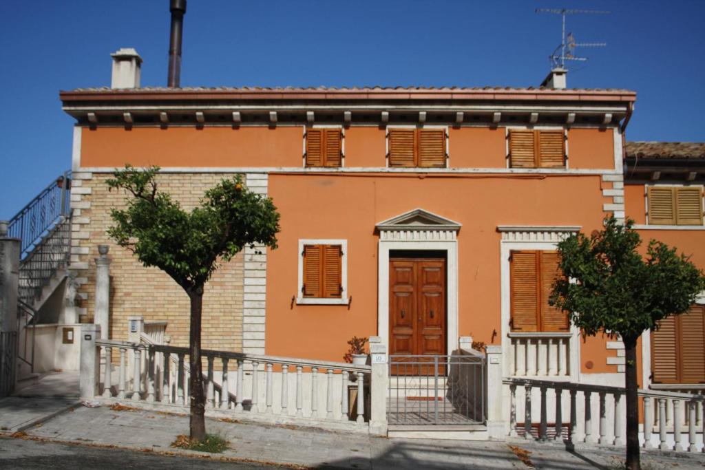 グロッタンマーレにあるCasa Crociの白い塀のオレンジの家