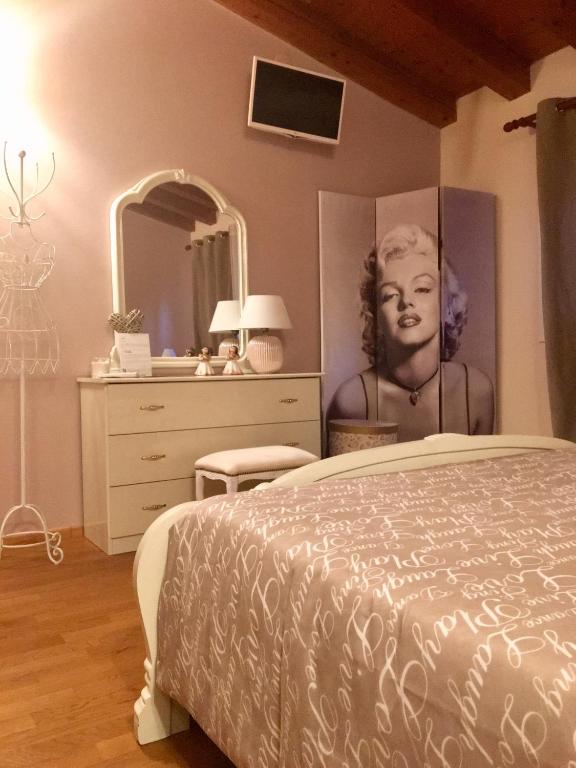 A bed or beds in a room at B&B CASA mia - camere in appartamento privato -