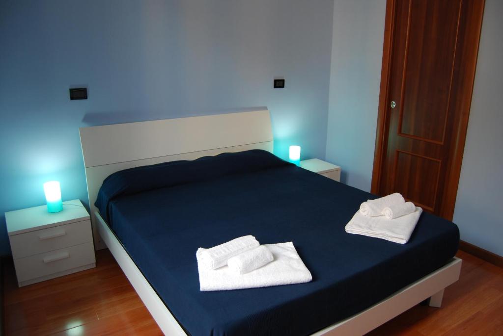 ローマにあるStanze Vaticaneのベッドルーム1室(ベッド1台、タオル2枚付)