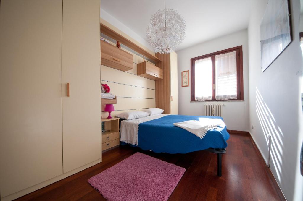 a small bedroom with a blue bed and a window at Domusangeladue in Matera
