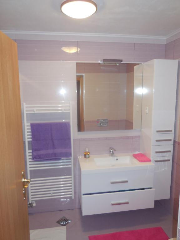Koupelna v ubytování Apartmaji in Sobe Cuder