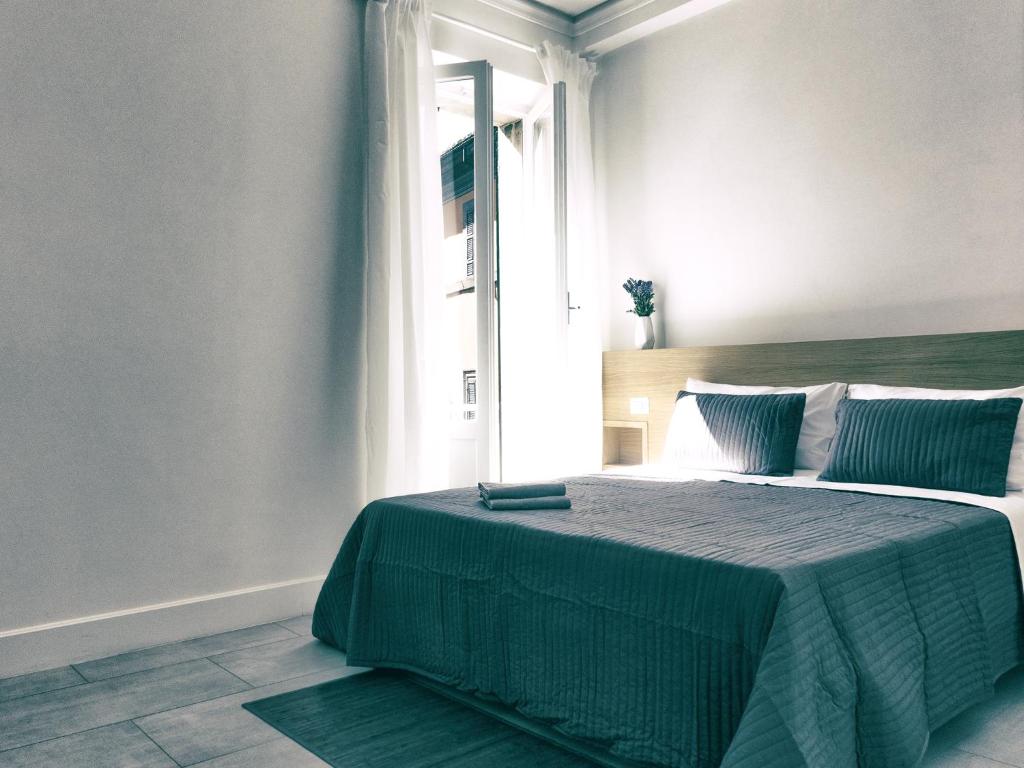 um quarto com uma cama verde e uma janela em Guest House S.Caterina em Viterbo