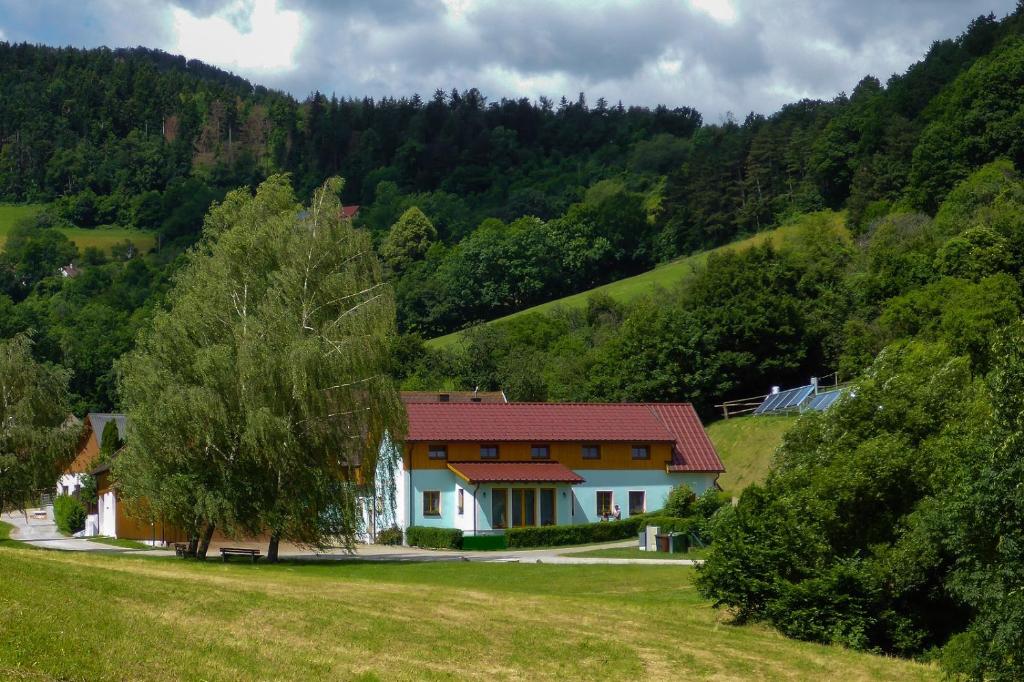 Schrattenbach的住宿－Ferienhof Gruber，绿色田野中间的房子