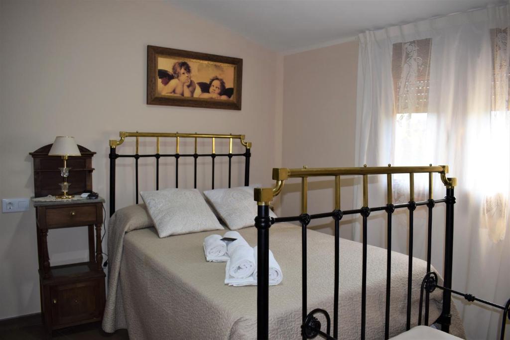 sypialnia z łóżkiem i ręcznikami w obiekcie Casa Rural Casa Queta w mieście Palomero