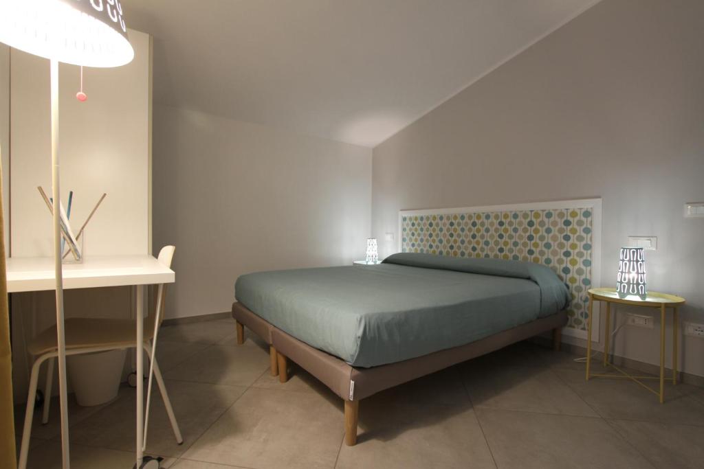 B&B casaMagliana في إيتري: غرفة نوم بها سرير ومكتب