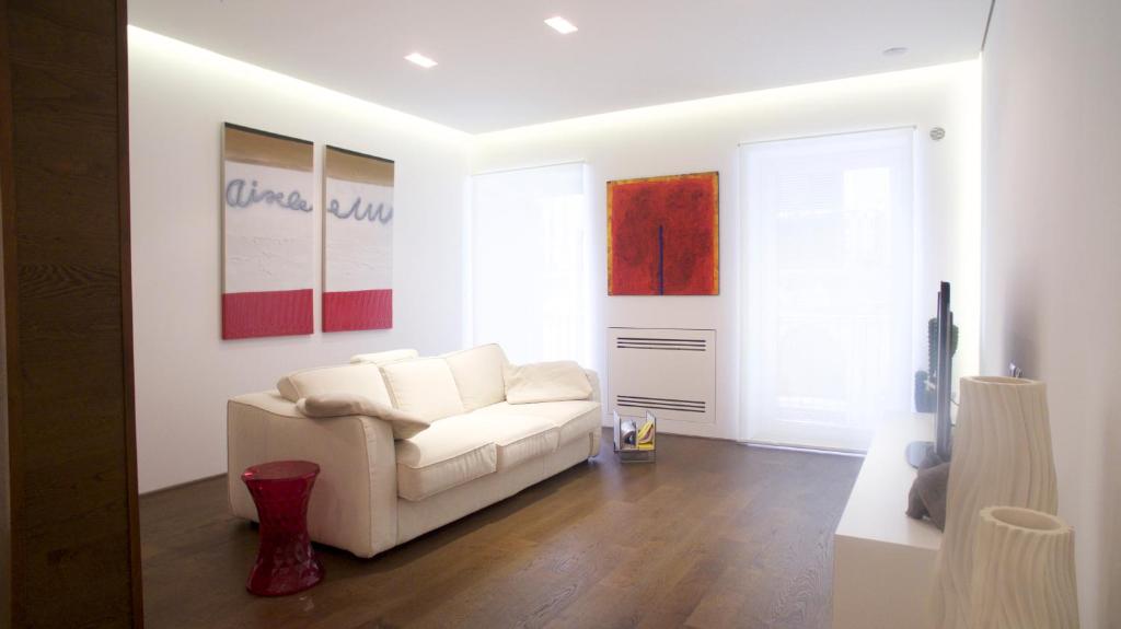 カルタニッセッタにあるDuomo Suiteのリビングルーム(白いソファ付)