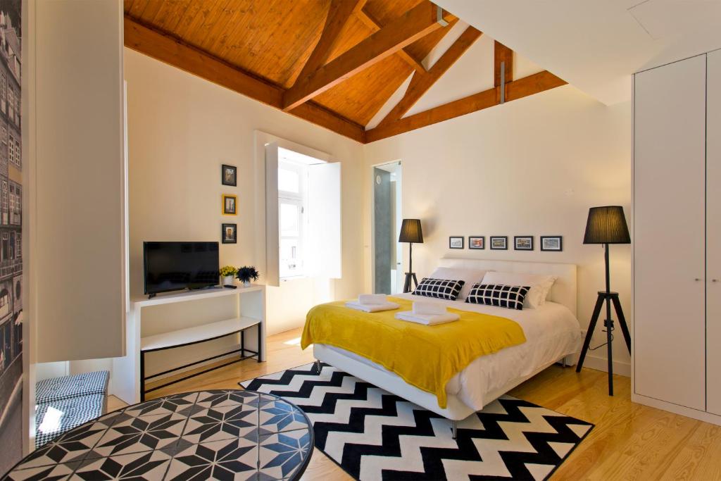 ポルトにあるRibeira Stay Apartmentsのベッドルーム(キングサイズベッド1台、テレビ付)
