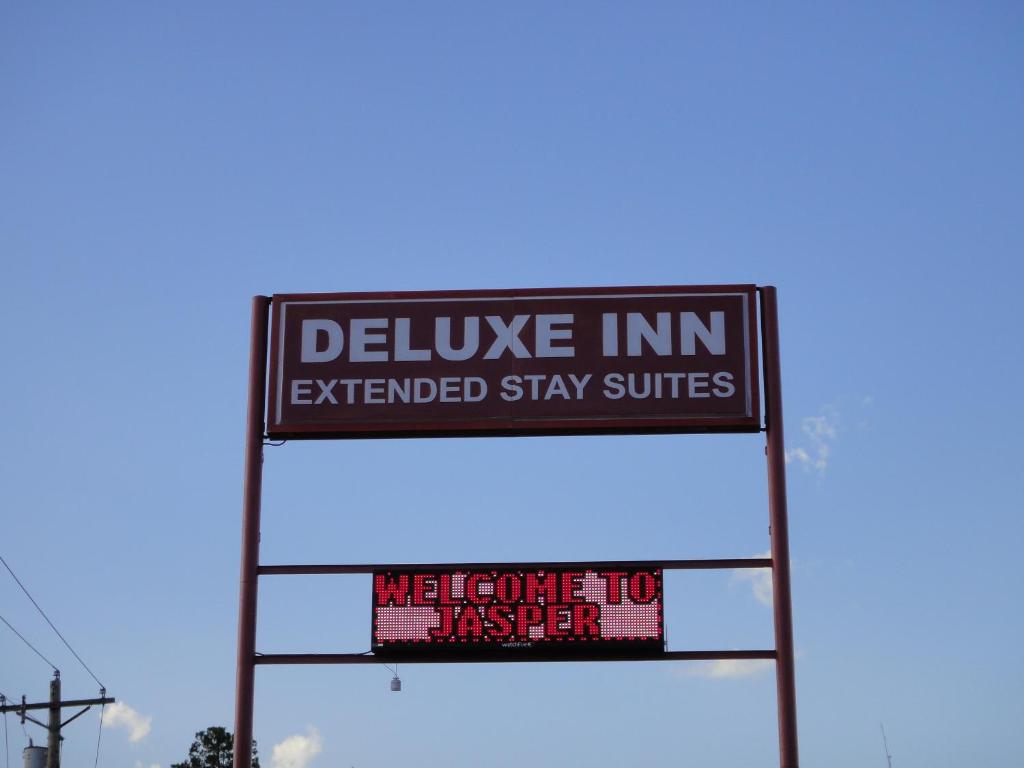 um sinal para uma estalagem de dilúvio suites de estadia prolongada em Deluxe Inn Jasper em Jasper