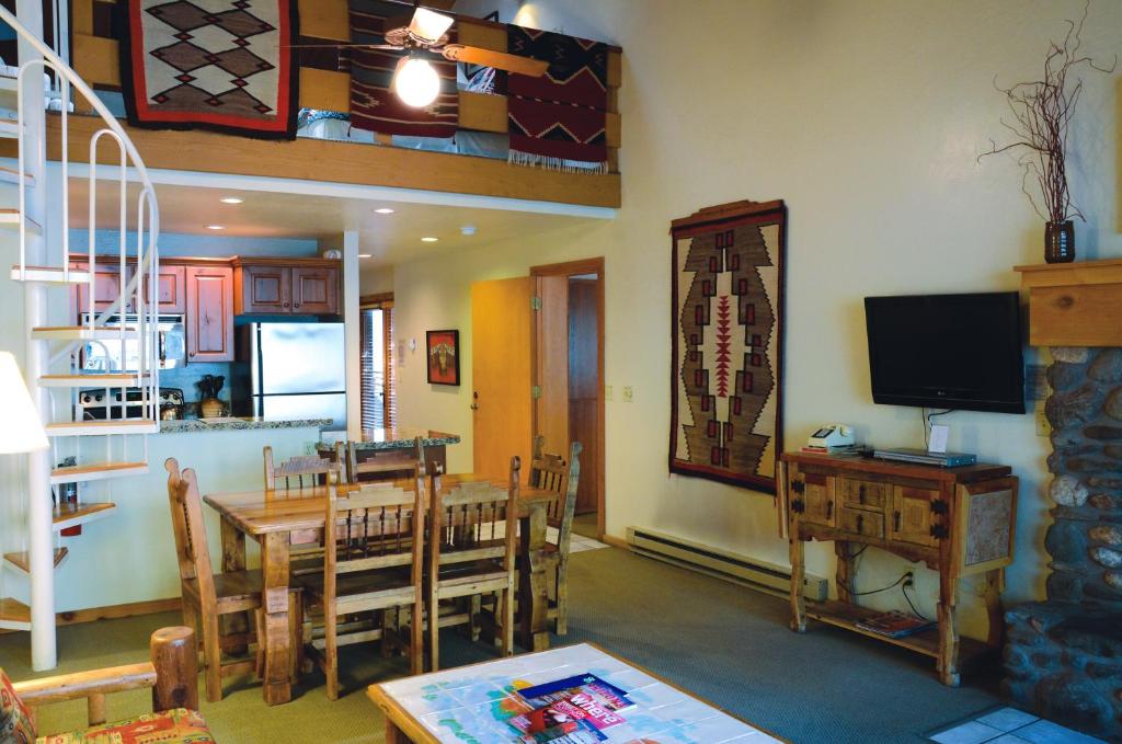 TV a/nebo společenská místnost v ubytování Junipine Resort