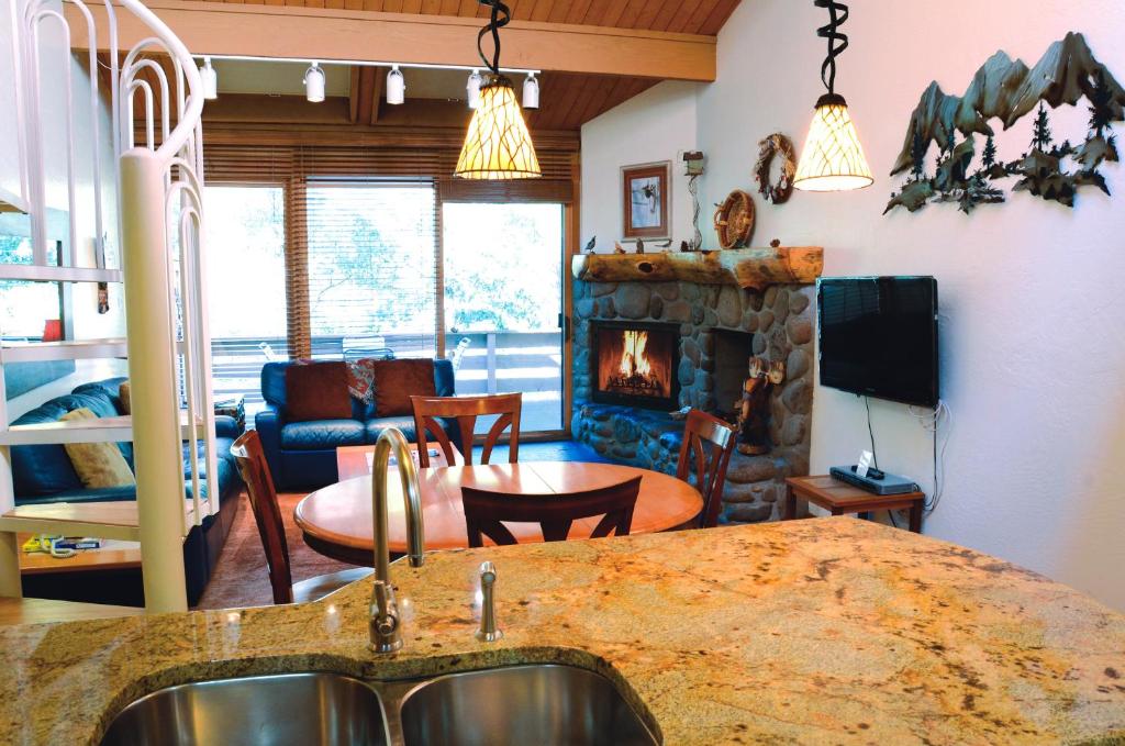 TV a/nebo společenská místnost v ubytování Junipine Resort