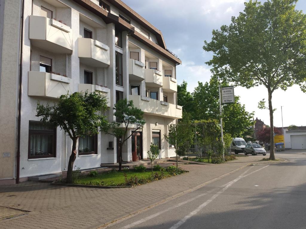 a white apartment building on the side of a street at Hotel am Exerzierplatz in Mannheim