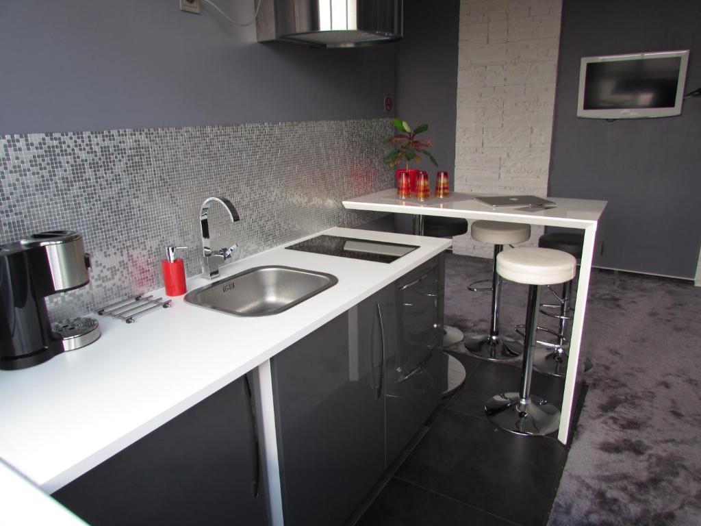 Kuchyň nebo kuchyňský kout v ubytování Hotel 108