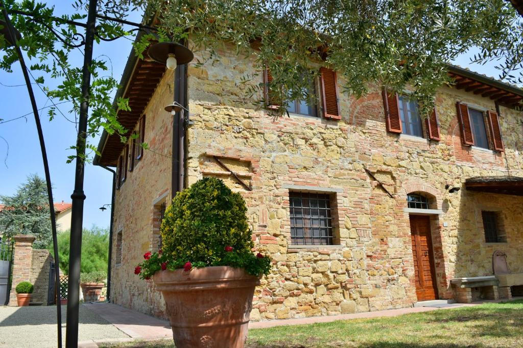 une grande usine dans un pot devant un bâtiment dans l'établissement Villa San Michele, à Barberino di Val dʼElsa