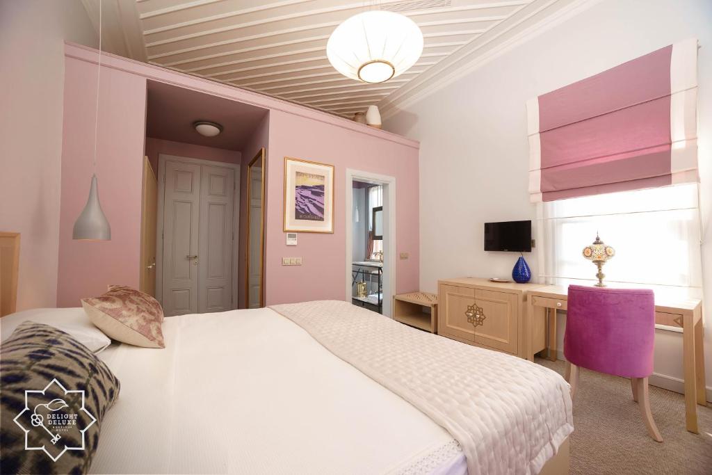 Postel nebo postele na pokoji v ubytování Delight Deluxe Hotel