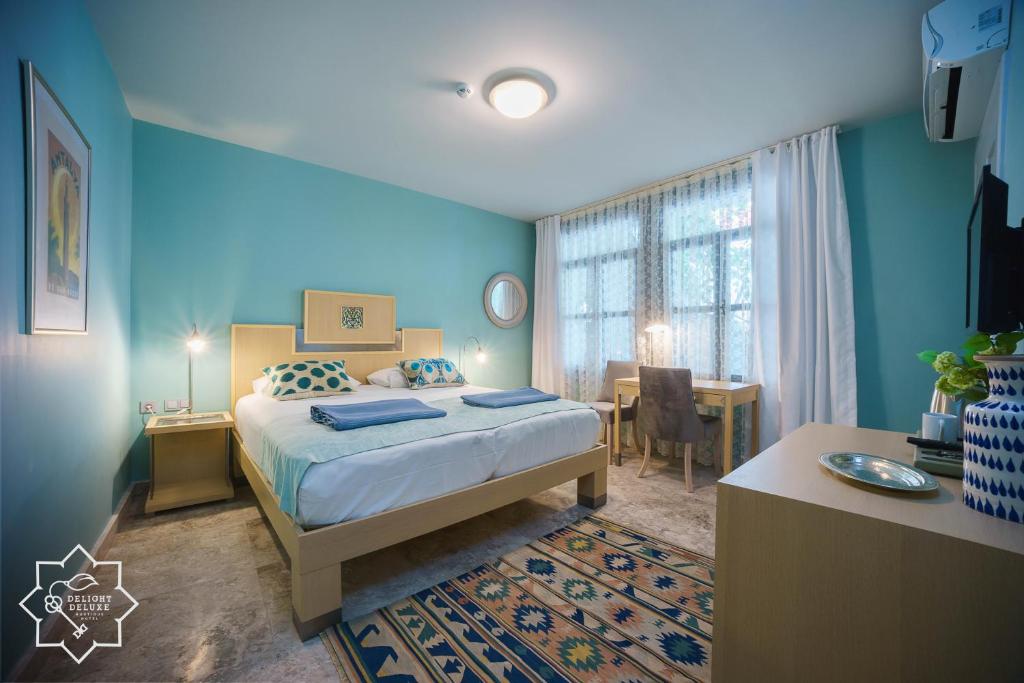 Postel nebo postele na pokoji v ubytování Delight Deluxe Hotel