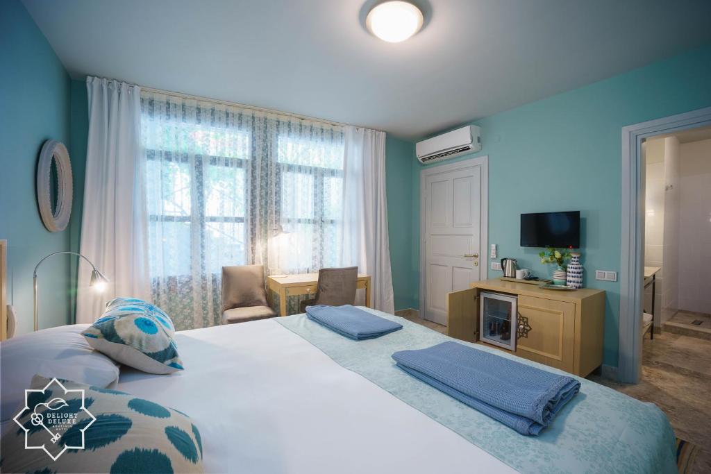 Postel nebo postele na pokoji v ubytování Delight Deluxe Hotel