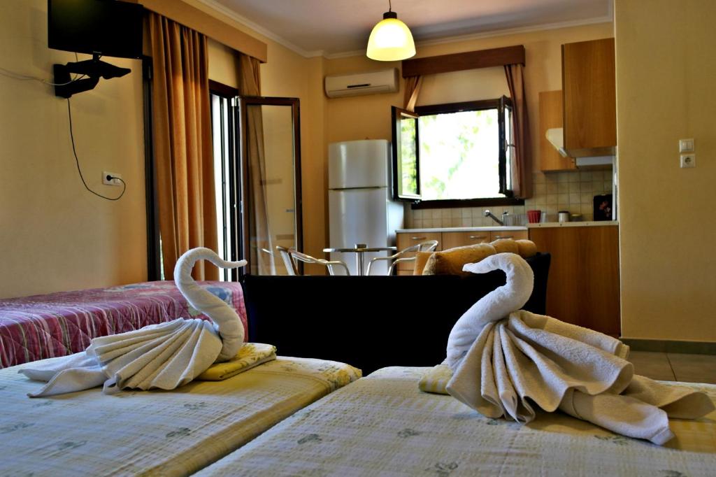 Postel nebo postele na pokoji v ubytování Roula Rooms
