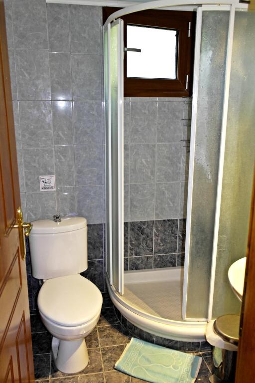Koupelna v ubytování Roula Rooms