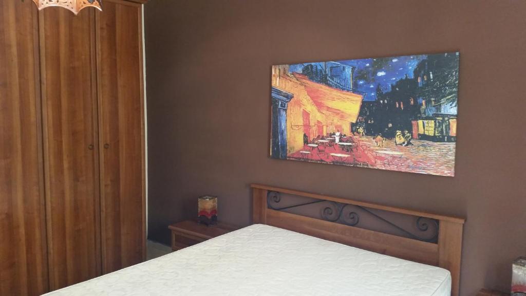 シャッカにあるCasa di Andreaのベッドルーム1室(壁に絵画が描かれたベッド1台付)