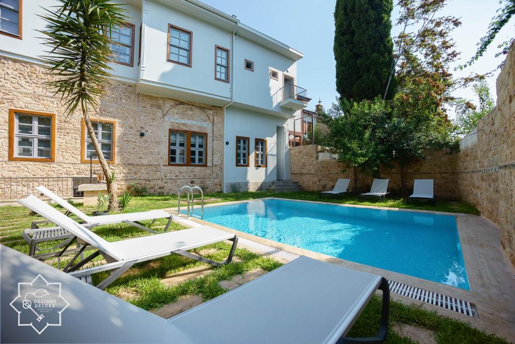 Bazén v ubytování Delight Deluxe Hotel nebo v jeho okolí