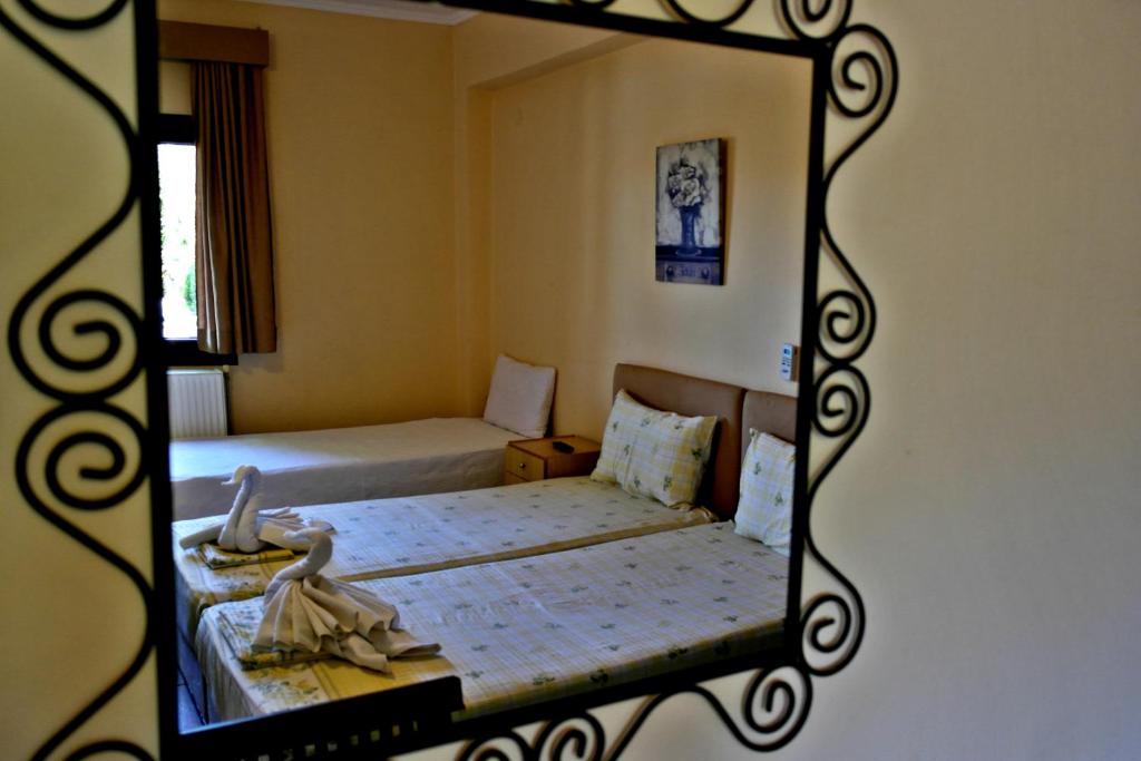 Postel nebo postele na pokoji v ubytování Roula Rooms