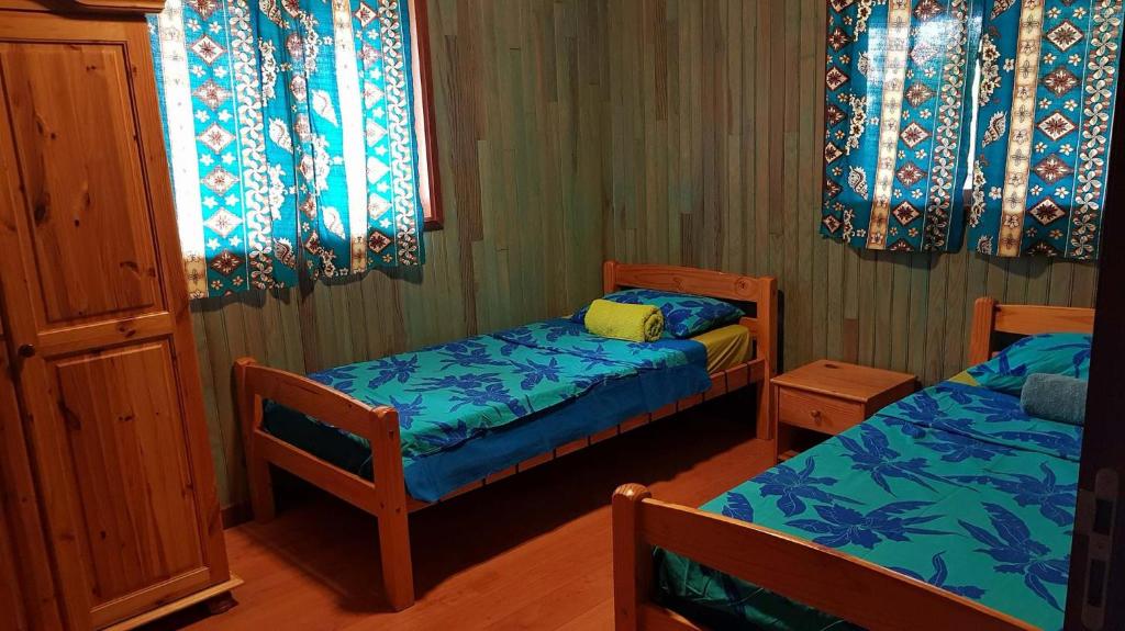 Een bed of bedden in een kamer bij Vaianae Lodge