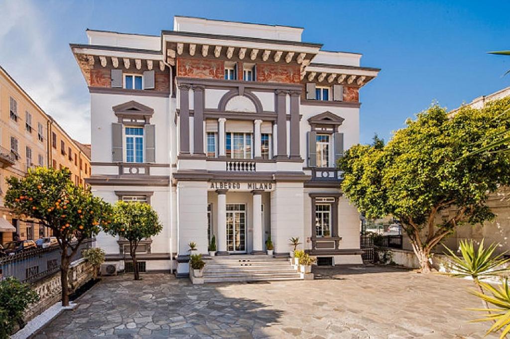 Cette grande maison blanche est située au rez-de-chaussée. dans l'établissement Hotel Milano, à Sanremo