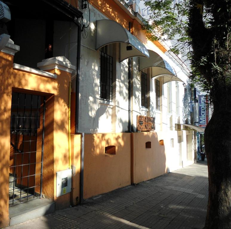 un edificio con un arco sul lato di una strada di Pousada Danza - Centro a Poços de Caldas