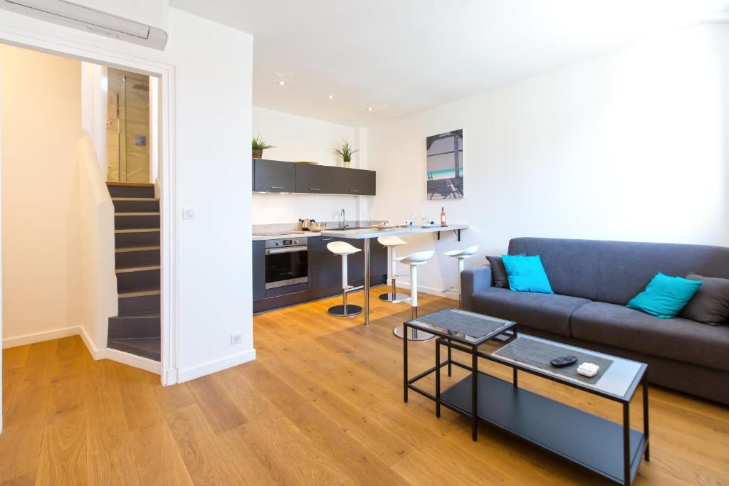 a living room with a couch and a kitchen at Wohnung Zentrum-Strand in Nice