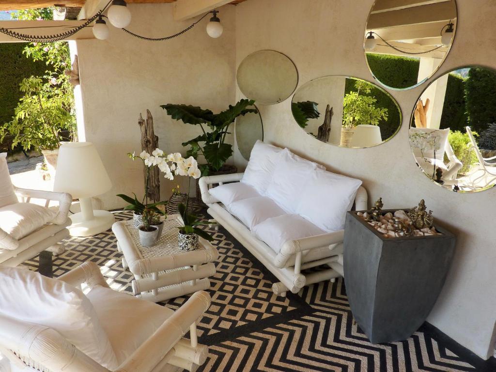 a living room with a couch and a mirror at Chambre d'hotes Casa Biba in Vence