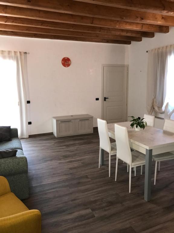 een woonkamer met een eettafel en stoelen bij Residence Eremitani in Padua