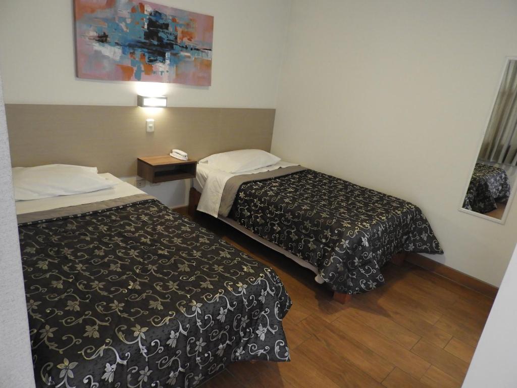 Postel nebo postele na pokoji v ubytování Nice Inn Tacna