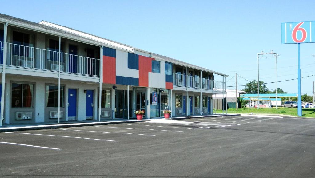 an empty parking lot in front of a building at Motel 6-Oklahoma City, OK - Airport East in Oklahoma City