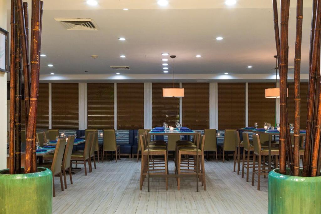 Restaurace v ubytování Best Western Plus Atlantic Beach Resort