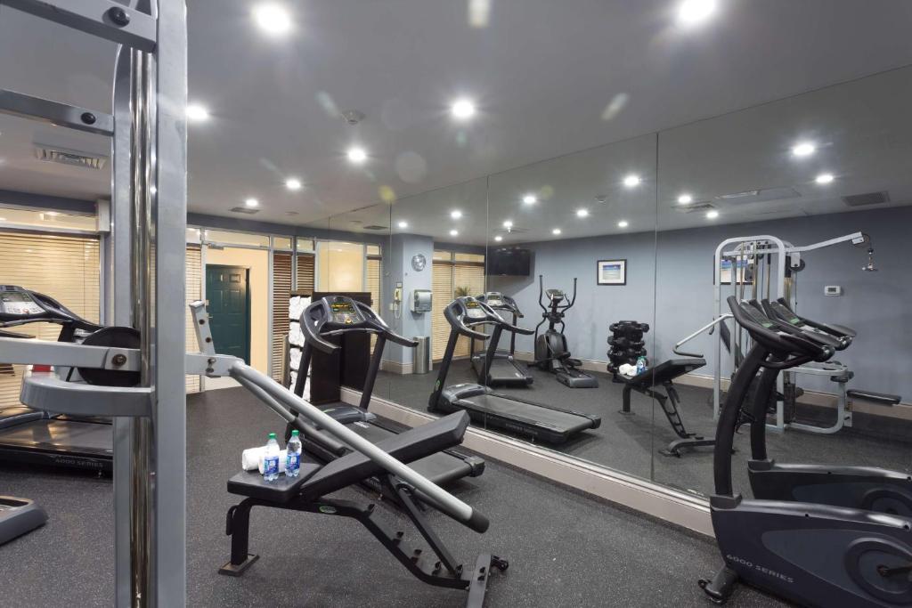 Fitness centrum a/nebo fitness zařízení v ubytování Best Western Plus Atlantic Beach Resort