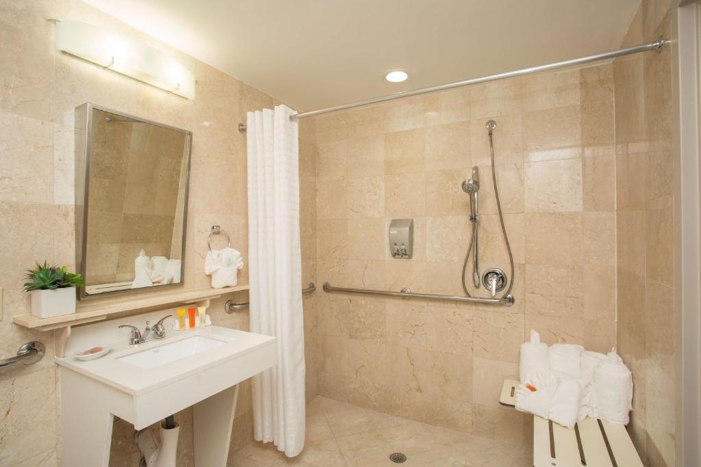 Koupelna v ubytování Best Western Plus Atlantic Beach Resort