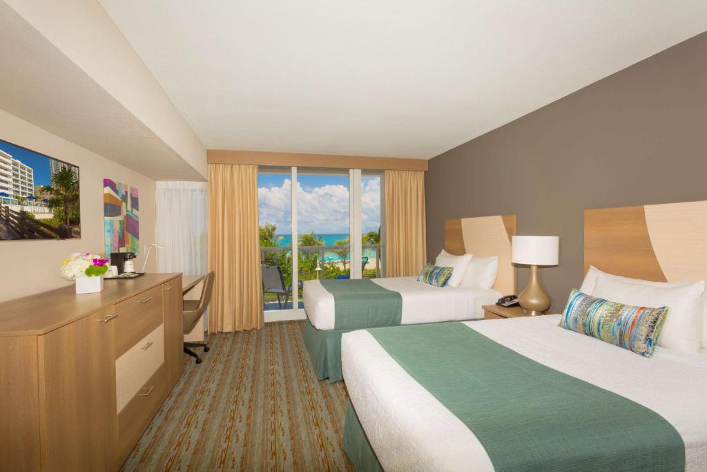Postel nebo postele na pokoji v ubytování Best Western Plus Atlantic Beach Resort