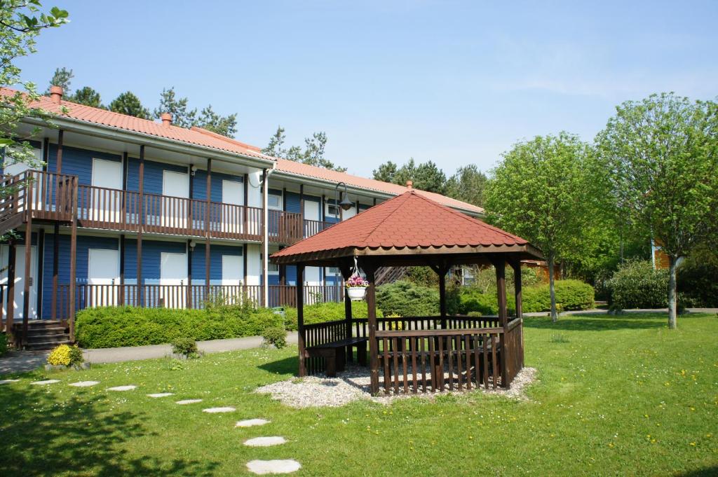 einen Pavillon im Hof eines Hauses in der Unterkunft Schwedenhaus Wismar in Wismar