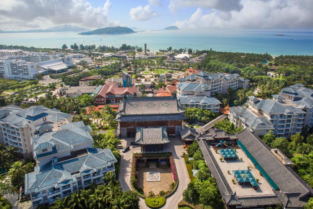 eine Luftansicht einer Stadt mit Gebäuden und dem Meer in der Unterkunft Huayu Resort & Spa Yalong Bay Sanya in Sanya