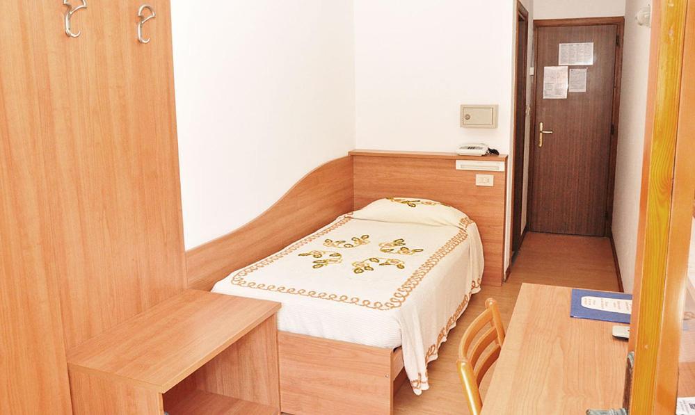 Ένα ή περισσότερα κρεβάτια σε δωμάτιο στο Hotel Midi