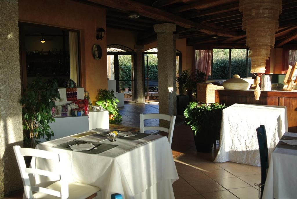 a room with a table and chairs in a house at Relais Fenicottero Rosa in Porto San Paolo