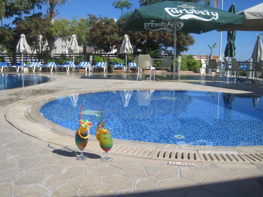 dwa koktajle przy basenie w obiekcie Polyxenia Isaak Villa Heaven Pernera w mieście Protaras