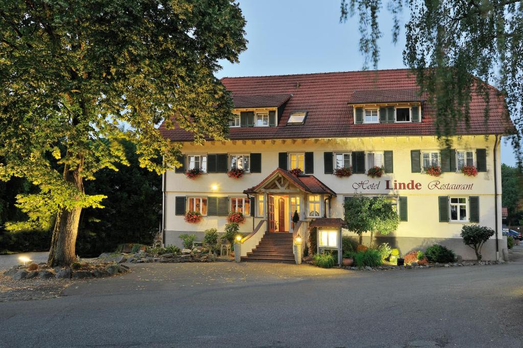 Un bâtiment avec un panneau indiquant très peu de cincinnati dans l'établissement Hotel Linde Durbach, à Durbach